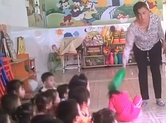 Ảnh cắt từ clip bà Linh thực hiện hành vi hành hạ trẻ em.