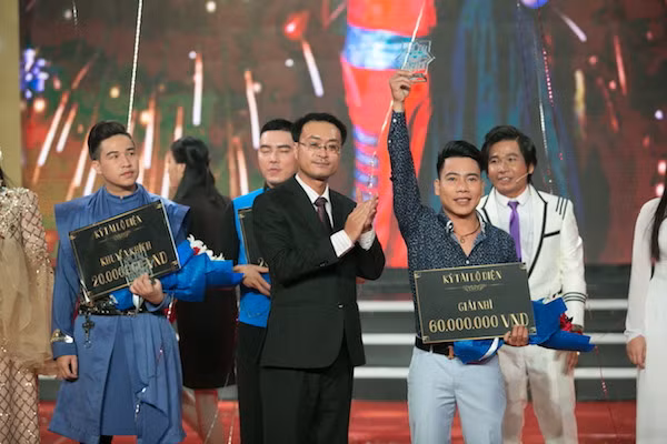 Ông Lê Nguyễn Đức Khôi - Trưởng phòng Quan hệ Công chúng, Tập đoàn Tân Hiệp Phát trao giải Á quân cho nghệ sĩ xiếc Bá Đức