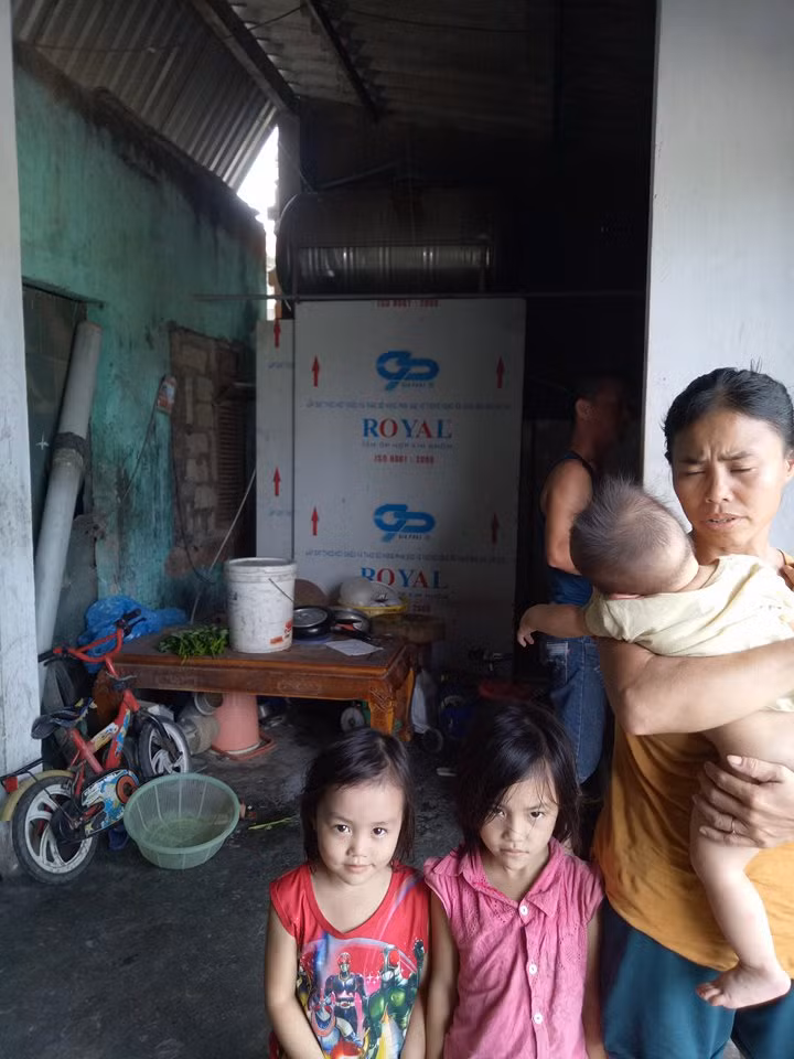 Chị Trịnh Thị Hường với đàn con nhỏ trong túp nhà lợp 24 tấm lợp xi măng cho gia đình 6 người ở. Ảnh: Văn Lê