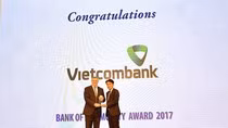Đại diện Vietcombank, ông Thomas William Tobin – Giám đốc Khối Bán lẻ (bên trái) nhận giải thưởng “Ngân hàng vì cộng đồng 2017”