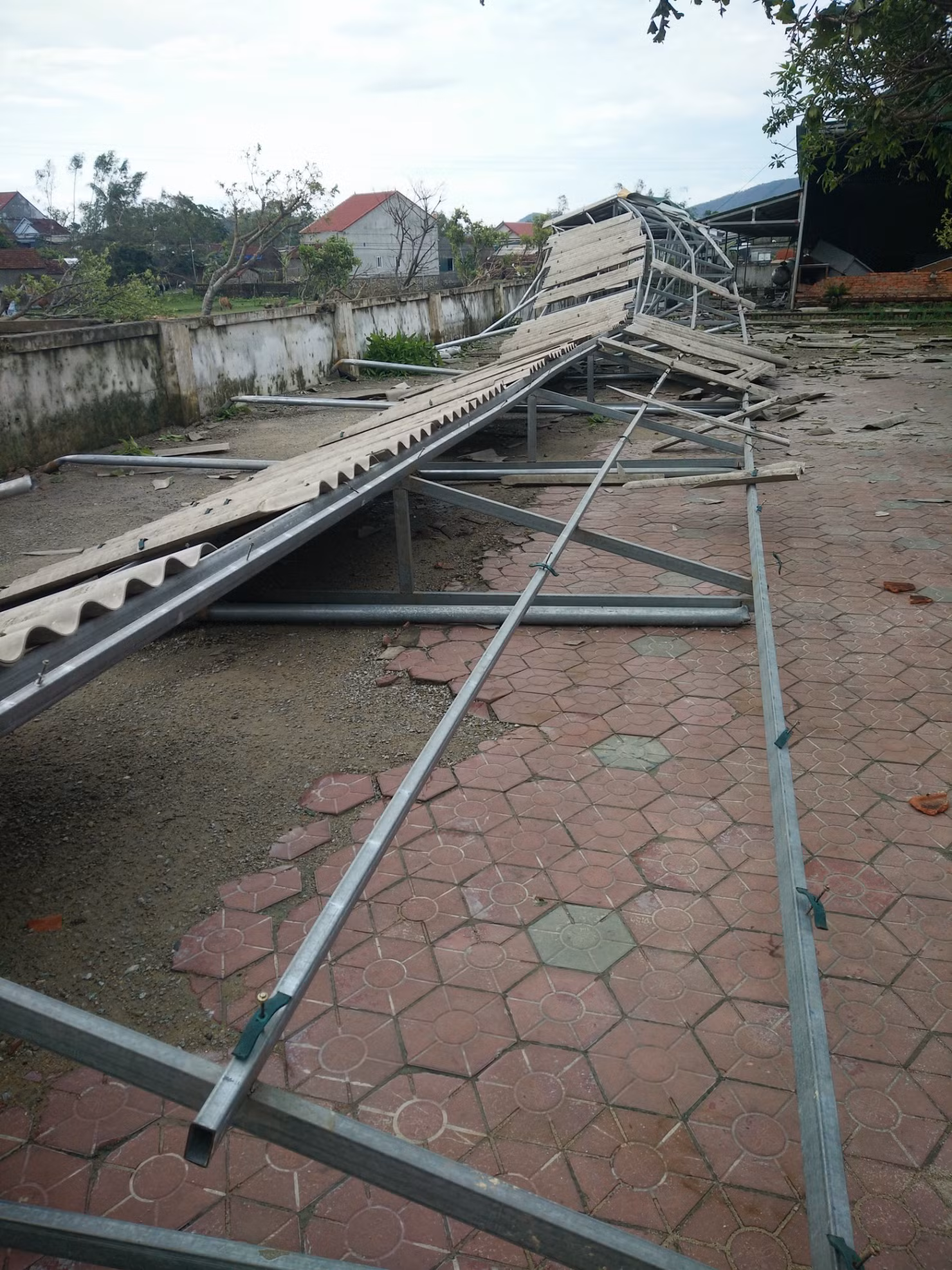 Nhà xe bị sập