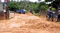 Sau mỗi trận mưa lớn, lượng bùn, đất lên tới hàng trăm m3 đổ tràn xuống các khu dân cư, đường giao thông dưới chân dự án FLC Hạ Long (tháng 8.2016). Ảnh: T.N.D (Ghi chú của báo Laodong.vn)