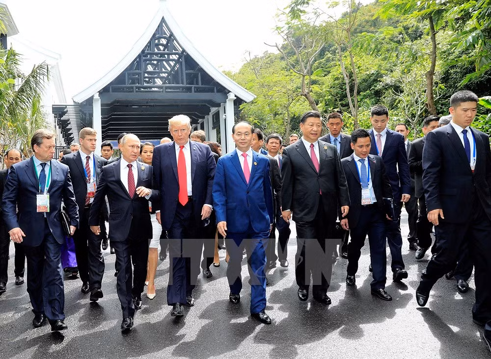 Chủ tịch nước Trần Đại Quang và các Trưởng đoàn trò chuyện sau hội nghị. (Ảnh: TTXVN) Chủ tịch nước Trần Đại Quang và các Trưởng đoàn trò chuyện sau hội nghị. (Ảnh: TTXVN)