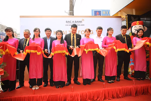 Lễ cắt băng khánh thành Phòng Giao dịch Liên Hà tại xã Liên Hà, huyện Đông Anh, thành phố Hà Nội.