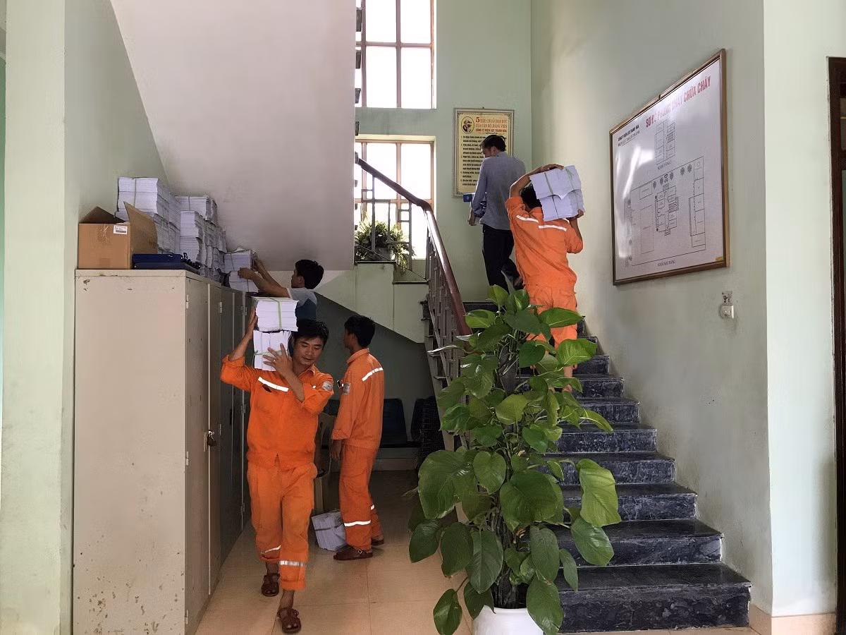 Công nhân Điện lực Thuận Thành (PC Thanh Hóa) sơ tán tài liệu trước khi cơn bão số 10 đổ bộ Công nhân Điện lực Thuận Thành (PC Thanh Hóa) sơ tán tài liệu trước khi cơn bão số 10 đổ bộ