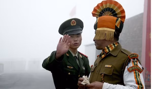 Binh sĩ Ấn Độ và Trung Quốc ở khu vực biên giới Doklam (Ảnh: Reuters) Binh sĩ Ấn Độ và Trung Quốc ở khu vực biên giới Doklam (Ảnh: Reuters)