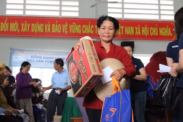 Đại diện Công ty Cổ phần Hàng Tiêu Dùng Masan đã đến thăm và tặng quà cho các hộ chăn nuôi và các hộ dân bị thiệt hại nặng do cơn bão số 12 (bão Damrey) tại tỉnh Khánh Hòa.