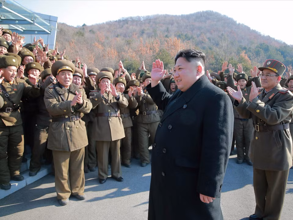 Nhà lãnh đạo Triều Tiên Kim Jong-un thăm một đơn vị quân đội nước này (Ảnh: AP) Nhà lãnh đạo Triều Tiên Kim Jong-un thăm một đơn vị quân đội nước này (Ảnh: AP)