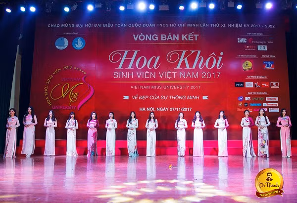Các thí sinh tươi tắn trong bộ áo dài truyền thống.