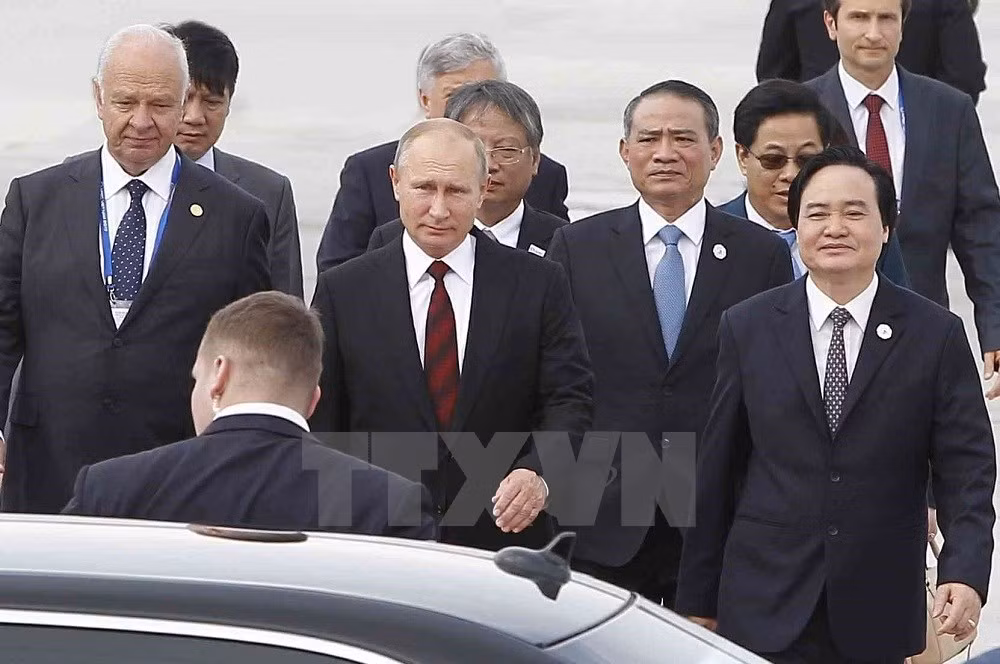 Bộ trưởng Bộ Giáo dục và Đào tạo Phùng Xuân Nhạ đón đoàn tại Sân bay Quốc tế Đà Nẵng sáng 10/11. (Ảnh: TTXVN)