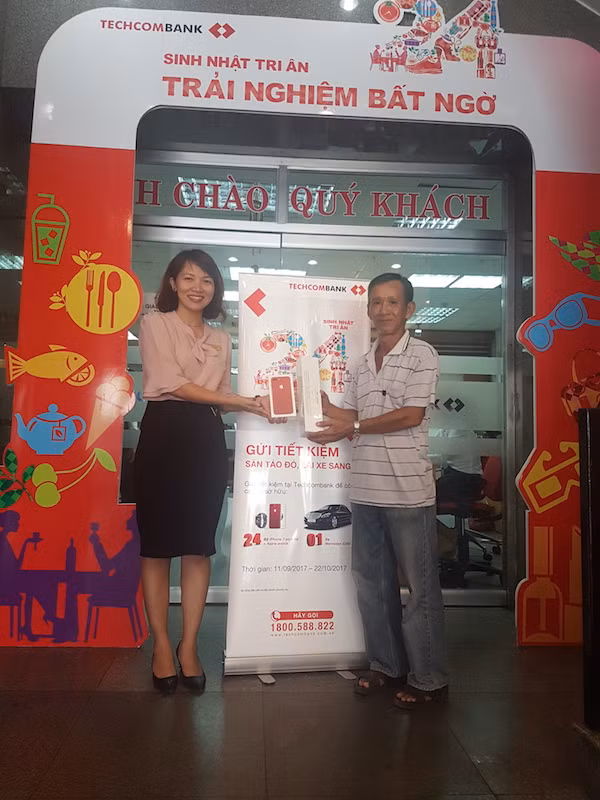 Techcombank chúc mừng các khách hàng trúng giải đầu tiên trong chương trình “Gửi tiết kiệm săn táo đỏ, lái xe sang" Techcombank chúc mừng các khách hàng trúng giải đầu tiên trong chương trình “Gửi tiết kiệm săn táo đỏ, lái xe sang"