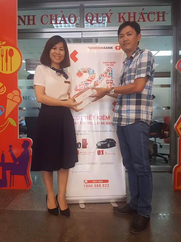 Techcombank chúc mừng các khách hàng trúng giải đầu tiên trong chương trình “Gửi tiết kiệm săn táo đỏ, lái xe sang" Techcombank chúc mừng các khách hàng trúng giải đầu tiên trong chương trình “Gửi tiết kiệm săn táo đỏ, lái xe sang"