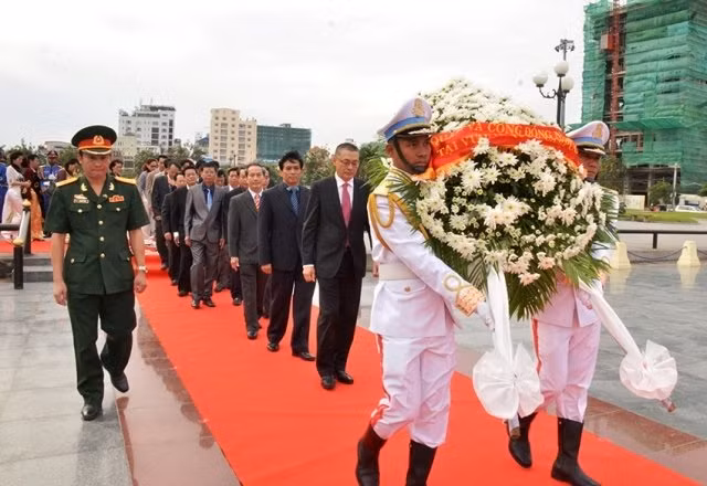 Đại sứ Vũ Quang Minh dẫn đầu đoàn Đại sứ quán và cộng đồng người Việt Nam tại Campuchia viếng các Anh hùng Liệt sĩ. Đại sứ Vũ Quang Minh dẫn đầu đoàn Đại sứ quán và cộng đồng người Việt Nam tại Campuchia viếng các Anh hùng Liệt sĩ.