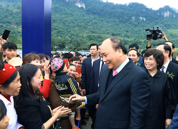 Thủ tướng thăm hỏi người dân trong vùng Dự án chăn nuôi bò sữa và chế biến sữa công nghệ cao Hà Giang.