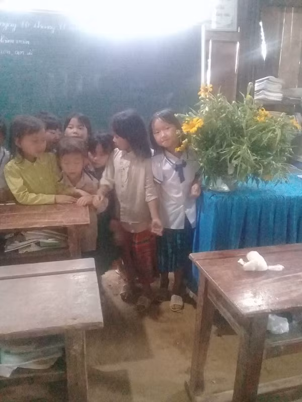 Cuộc sống nơi đây còn nhiều khó khăn, vất vả nhưng vẫn thật ấm áp tình thầy trò.