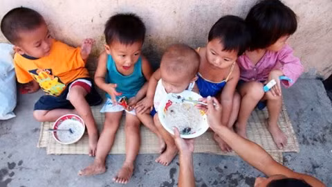 Tại Việt Nam, tỷ lệ suy dinh dưỡng ở trẻ dưới 5 tuổi được đánh giá là đã giảm nhanh trong những năm qua. (Ảnh minh hoạ: Infonet.vn)
