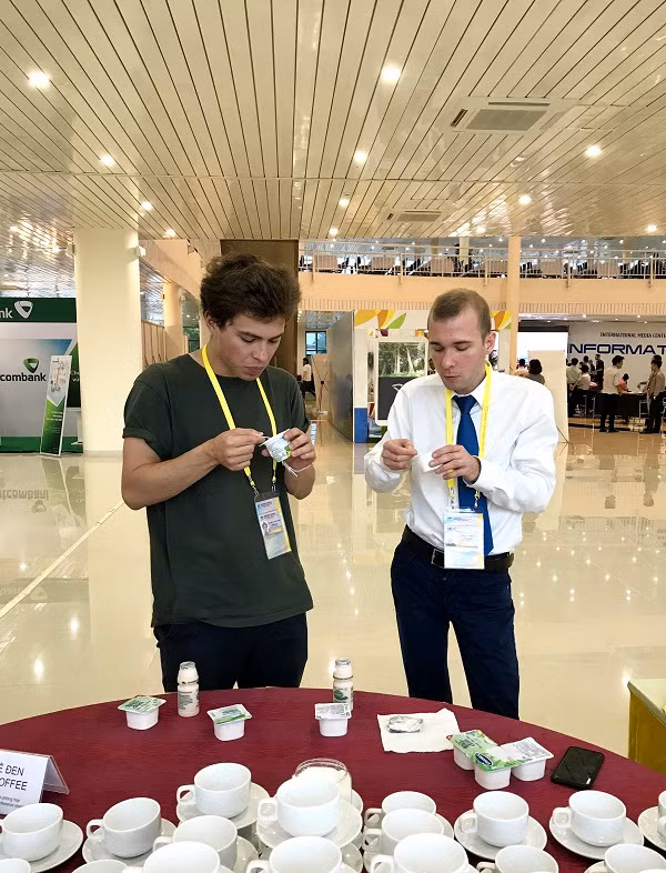Phóng viên báo chí quốc tế hào hứng thưởng thức sản phẩm sữa chua Vinamilk. Phóng viên báo chí quốc tế hào hứng thưởng thức sản phẩm sữa chua Vinamilk.