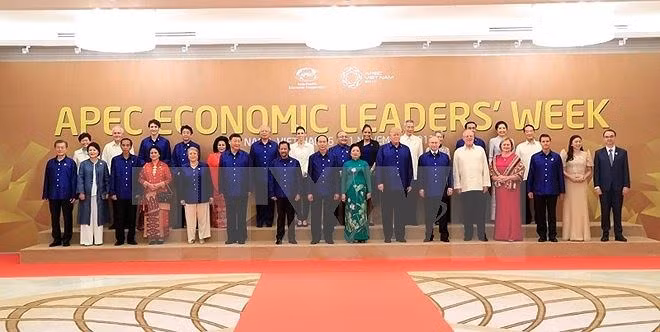 Chủ tịch nước Trần Đại Quang và Phu nhân chụp ảnh chung với Lãnh đạo các nền kinh tế thành viên APEC và Phu nhân. (Ảnh:TTXVN)