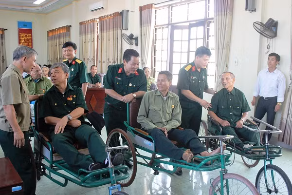 Hội Cựu Chiến binh Tập đoàn thăm các Thương bệnh binh của Trung tâm nuôi dưỡng người có công tỉnh Thái Bình Hội Cựu Chiến binh Tập đoàn thăm các Thương bệnh binh của Trung tâm nuôi dưỡng người có công tỉnh Thái Bình