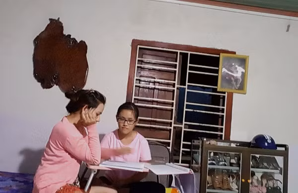 Cô Duyên đang bồi dưỡng học sinh giỏi tại nhà