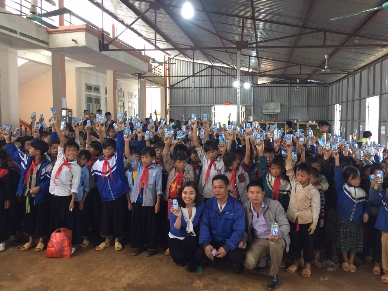 Dù còn chịu ảnh hưởng do mưa lũ nhưng các em học sinh vẫn phấn khởi tới trường.