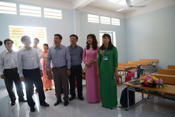 Các đại biểu tham quan cơ sở vật chất trường học