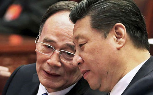 Ông Vương Kỳ Sơn (bên trái) cánh tay đắc lực một thời của ông Tập trong cuộc chiến chống tham nhũng (Ảnh: Reuters)