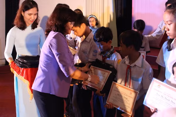 Bà Nguyễn Hòa Hiệp – Phó Chủ tịch Uỷ ban nhân dân tỉnh Đồng Nai trao học bổng cho các em học sinh. Bà Nguyễn Hòa Hiệp – Phó Chủ tịch Uỷ ban nhân dân tỉnh Đồng Nai trao học bổng cho các em học sinh.