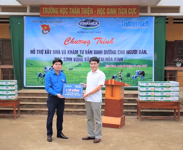 Ông Phạm Tuyên – Giám đốc Kinh doanh miền Bắc Công ty Cổ phần Sữa Việt Nam trao bảng tượng trưng hỗ trợ xây dựng 10 căn nhà cho đại diện Tỉnh đoàn Hòa Bình.