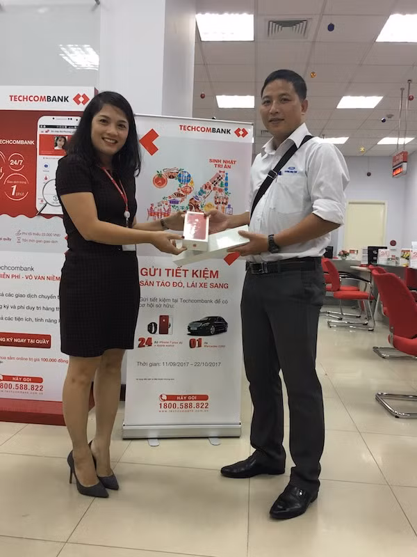 Anh Nguyễn Anh Đức là khách hàng may mắn nhận được giải thưởng đầu tiên của chương trình tại chi nhánh Techcombank Láng Hạ, Hà Nội Anh Nguyễn Anh Đức là khách hàng may mắn nhận được giải thưởng đầu tiên của chương trình tại chi nhánh Techcombank Láng Hạ, Hà Nội