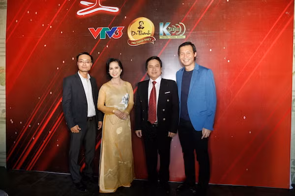 Ngoài Nghệ sĩ ưu tú Chí Trung đảm nhận vai trò giám khảo xuyên suốt, chương trình có sự tham gia của các giám khảo khách mời được thay đổi qua từng đêm thi là những nghệ sĩ nổi tiếng.