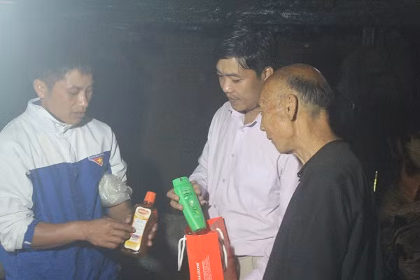 Do đồng bào chưa rõ tiếng Kinh nên anh Việt Nam cùng cán bộ địa phương hướng dẫn sử dụng Nước súc miệng Valentine và dầu gội Thái Dương