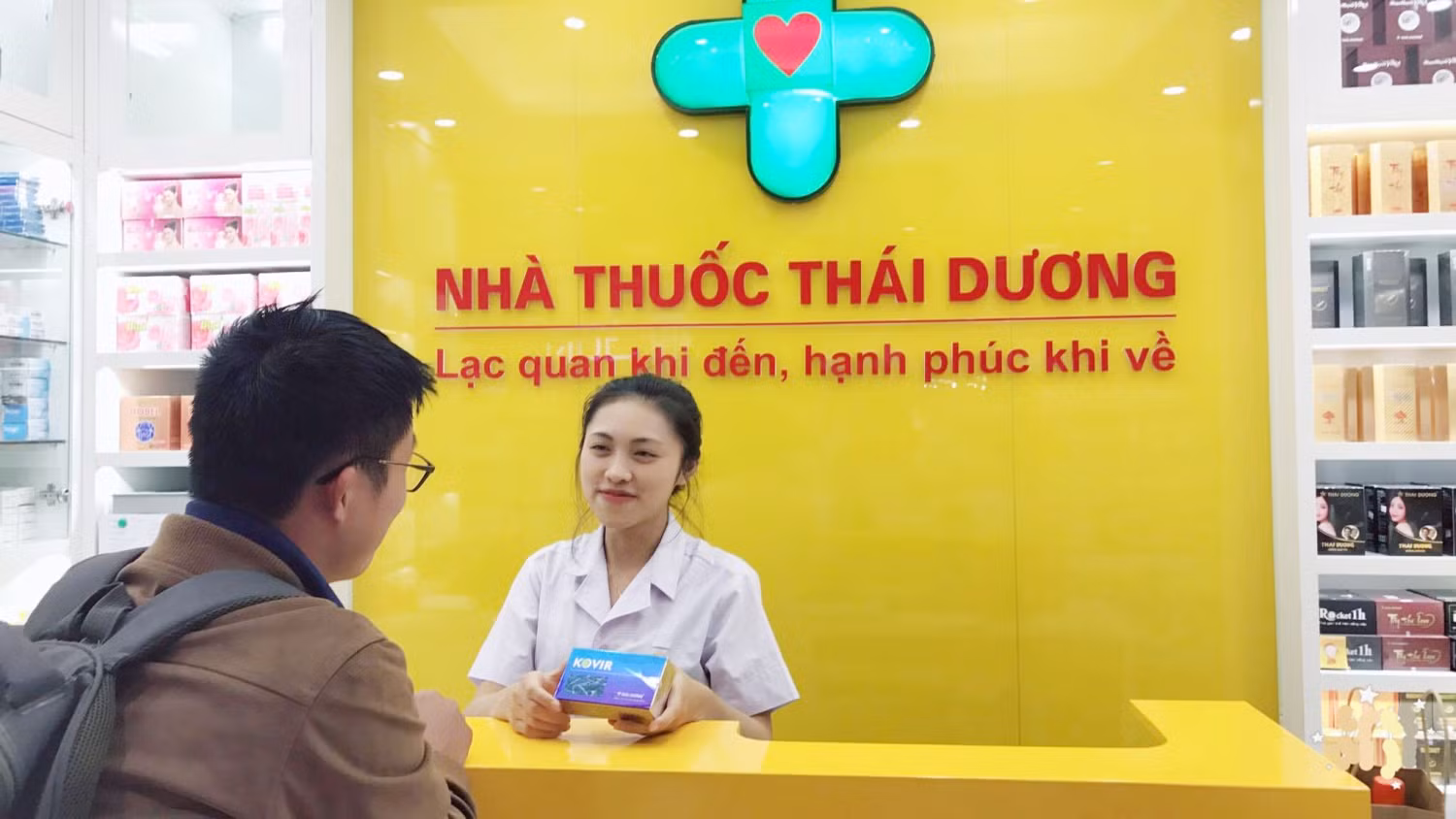 Dược sĩ đang hướng dẫn cách dùng viên uống Kovir.