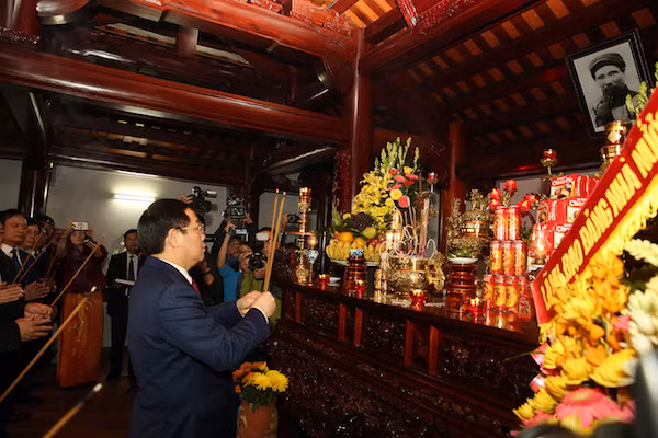 Phó Thủ tướng Vương Đình Huệ dâng hương tưởng niệm Chí sĩ yêu nước Phan Bội Châu