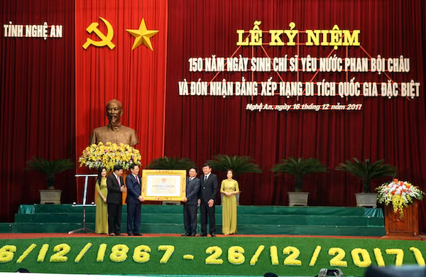 Phó Thủ tướng Vương Đình Huệ trao tặng Bằng xếp hạng Di tích quốc gia đặc biệt cho Khu lưu niệm Phan Bội Châu.