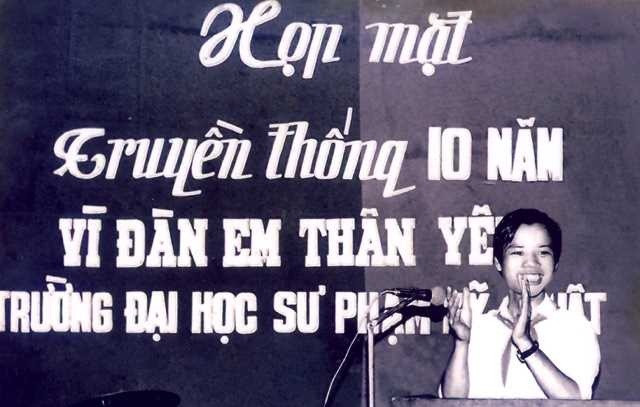 Bức ảnh đen trắng tìm được từ thời phụ trách trẻ mồ côi bụi đời trong buổi họp mặt những tình nguyện viên Bức ảnh đen trắng tìm được từ thời phụ trách trẻ mồ côi bụi đời trong buổi họp mặt những tình nguyện viên