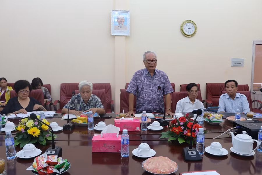 Tiến sĩ Lê Viết Khuyến – Trưởng Ban hỗ trợ giáo dục đại học trao đổi nội dung của buổi làm việc tại Đại học Cửu Long Tiến sĩ Lê Viết Khuyến – Trưởng Ban hỗ trợ giáo dục đại học trao đổi nội dung của buổi làm việc tại Đại học Cửu Long