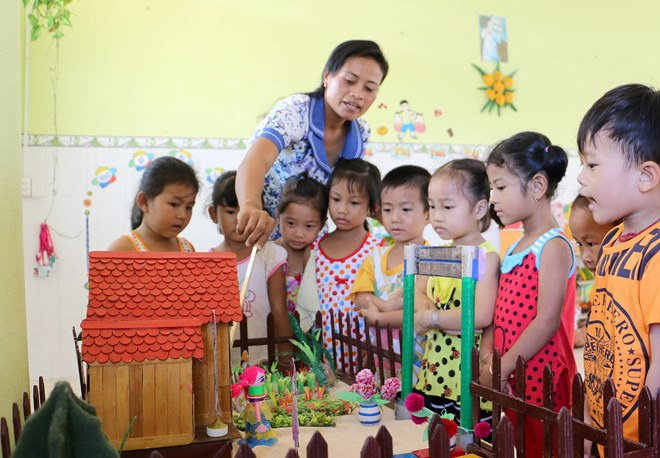 Nghề giáo được cho là nhiều áp lực nhưng thu nhập không cao. (Ảnh: TTXVN)