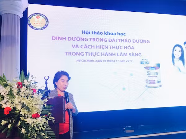 Phó Giáo sư, Tiến sĩ, Bác sĩ Nguyễn Thị Bích Đào khai mạc hội nghị khoa học Dinh dưỡng trong đái tháo đường và cách hiện thực hóa trong thực hành lâm sàng.