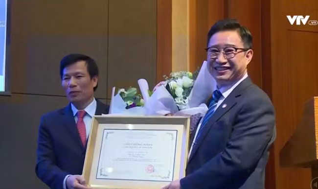 Ông Lý Xương Căn (phải) - hậu duệ đời thứ 31 của vua Lý Thái Tổ trở thành đại sứ du lịch Việt Nam tại Hàn Quốc