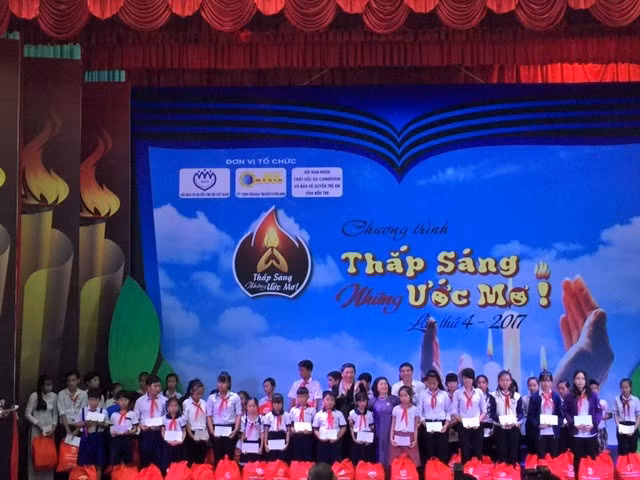 Các em học sinh nghèo vượt khó tại Bến Tre nhận học bổng và quà từ chương trình