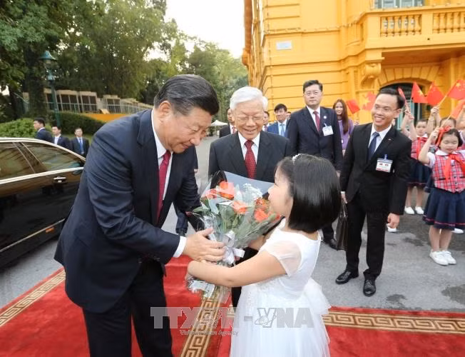 Thiếu nhi Thủ đô tặng hoa chào mừng Tổng Bí thư, Chủ tịch Trung Quốc Tập Cận Bình. Ảnh: Trí Dũng/TTXVN