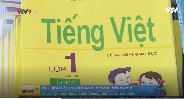 Sách Tiếng Việt 1 Công nghệ giáo dục đang gây ra nhiều tranh luận trong dư luận xã hội. (Ảnh cắt từ clip trên vtv.vn)