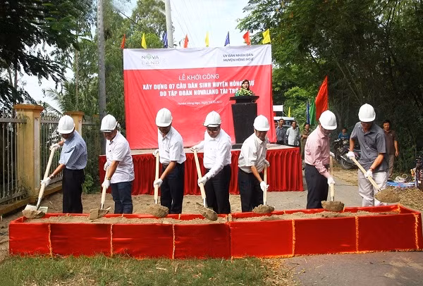 Ông Bùi Xuân Huy – Tổng Giám đốc Tập đoàn Novaland (ở giữa) cùng đại diện chính quyền địa phương và đơn vị nhà thầu xây dựng tiến hành nghi thức khởi công. Ông Bùi Xuân Huy – Tổng Giám đốc Tập đoàn Novaland (ở giữa) cùng đại diện chính quyền địa phương và đơn vị nhà thầu xây dựng tiến hành nghi thức khởi công.