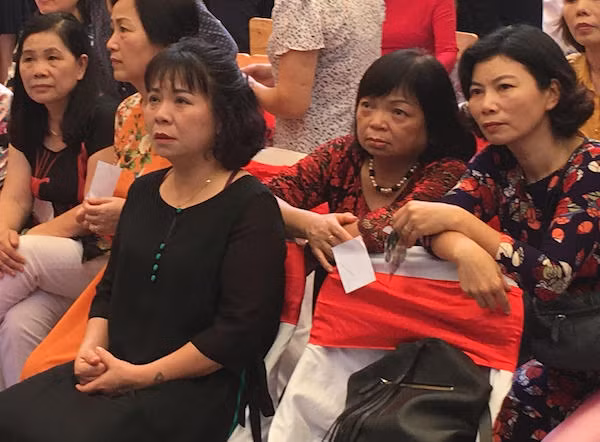 Cô Hiệu phó Văn Quỳnh Giao xúc động trước những hình ảnh của cha mình - nhà giáo Văn Như Cương. Cô Hiệu phó Văn Quỳnh Giao xúc động trước những hình ảnh của cha mình - nhà giáo Văn Như Cương.