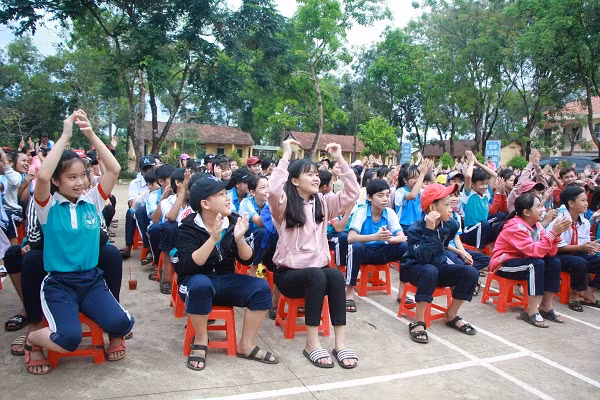 Các em học sinh tham gia chương trình “Ngày hội hoa hồng nhỏ”.