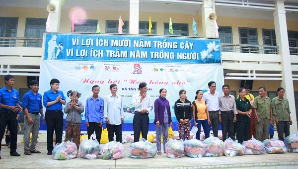 Ban tổ chức tặng quà cho các hộ nghèo, gia đình chính sách.