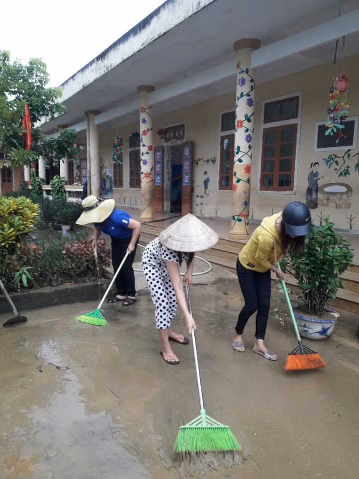 Các cô giáo lại gian lao “sống chung với lũ”. Các cô giáo lại gian lao “sống chung với lũ”.