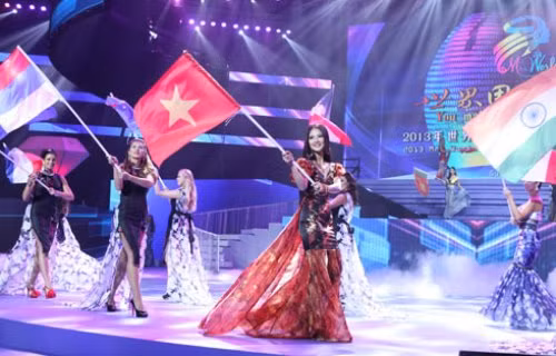 Trần Thị Quỳnh và lá cờ tổ quốc treo ngược trên sân khấu Mrs World