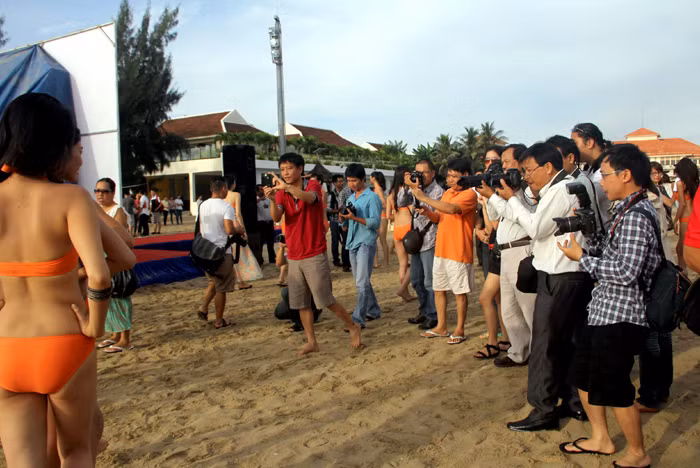 Ở đâu có người đẹp, ở đó có phóng viên! Ở đâu có người đẹp, ở đó có phóng viên!